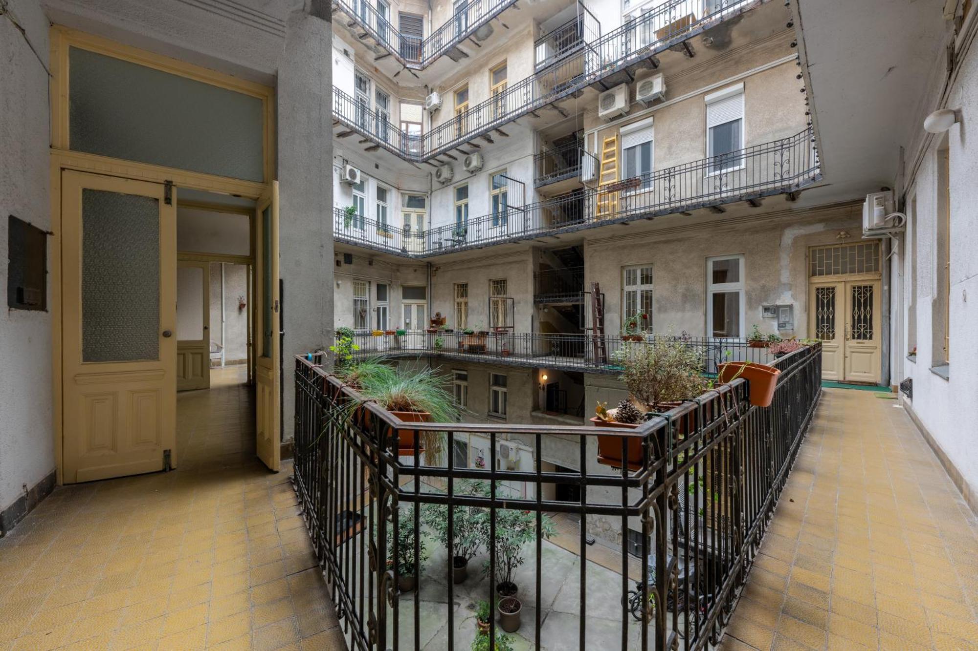 A Quiet Studio In The Heart Of The City Будапеща Екстериор снимка