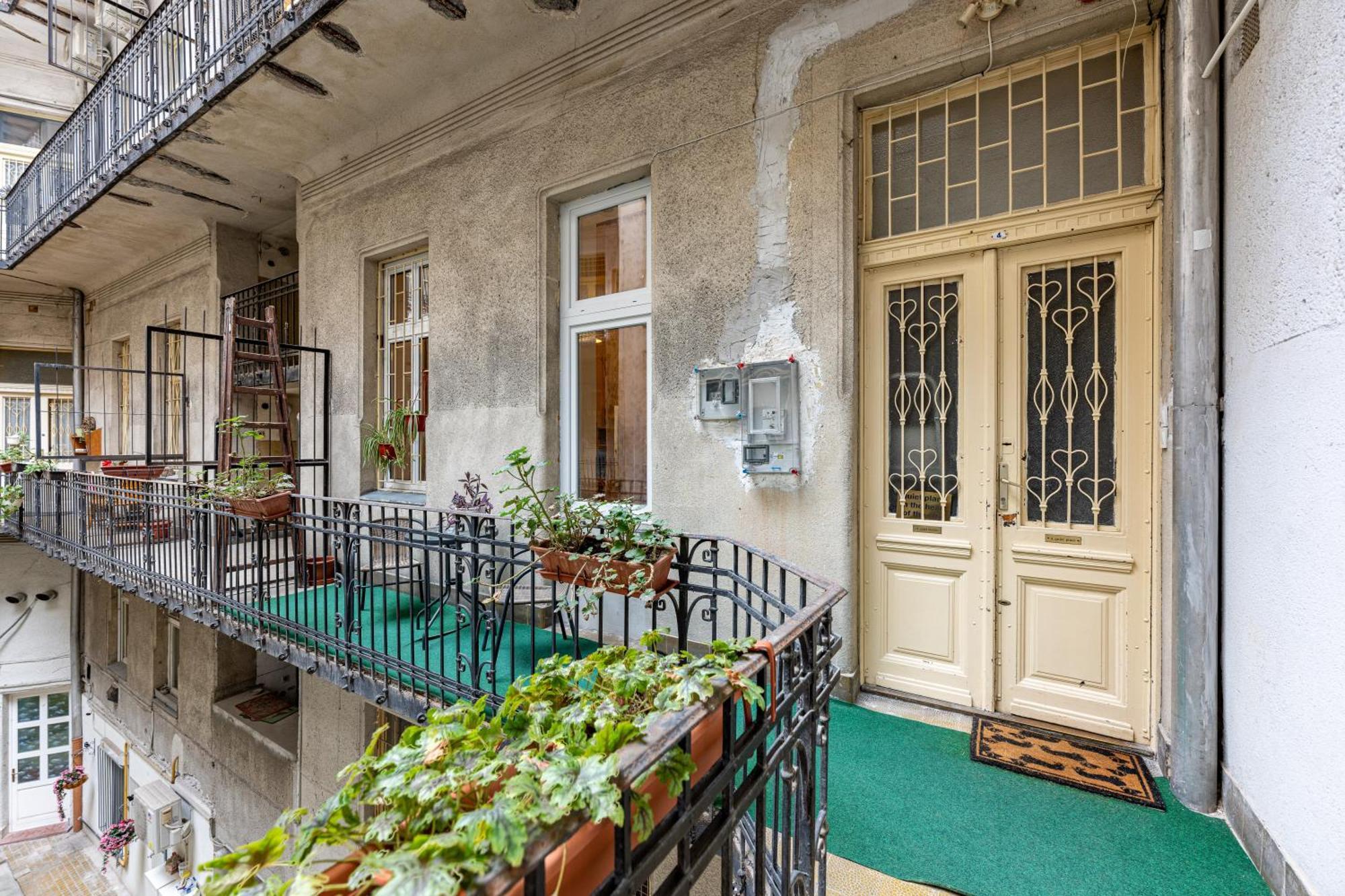 A Quiet Studio In The Heart Of The City Будапеща Екстериор снимка