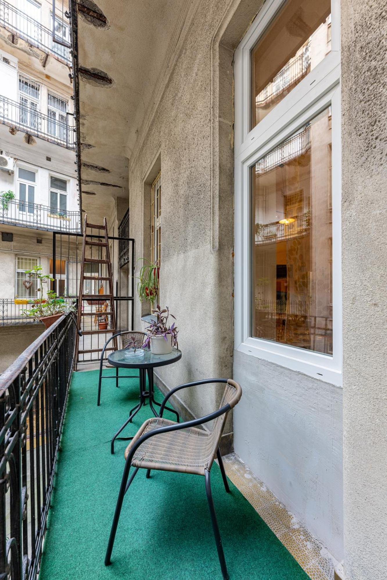 A Quiet Studio In The Heart Of The City Будапеща Екстериор снимка